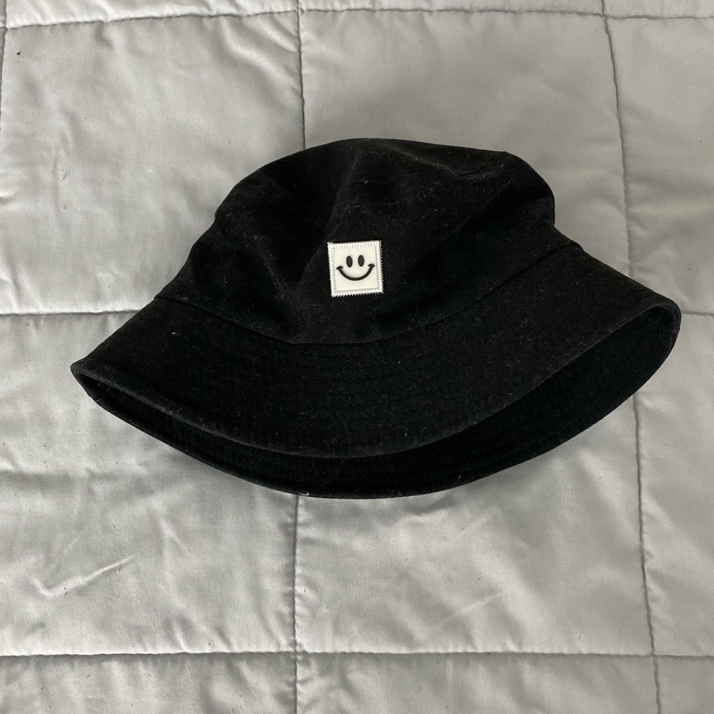 Smiley black bucket hat